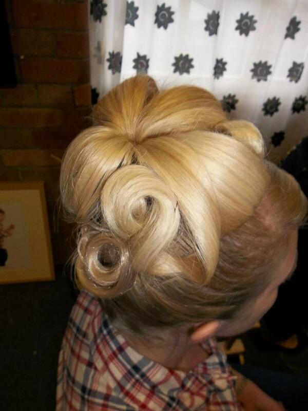 lipstickcurls's tweet photo. A late 60s style
Hair Lipstick &amp; Curls http://t.co/1IS9gdoXnp http://t.co/WbVDhEJ0Pb