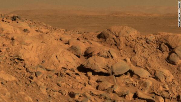 WeAreNotAloneID's tweet image. A rock outcrop dubbed Longhorn and the sweeping plains of the Gusev Crater. #ExploringMars