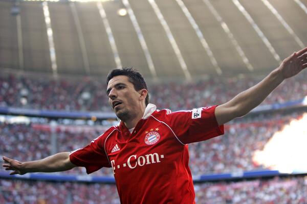 FCBayern's tweet photo. Alles Gute zum 39. Geburtstag, Roy #Makaay! #MiaSanMia http://t.co/gRvaXONEzW