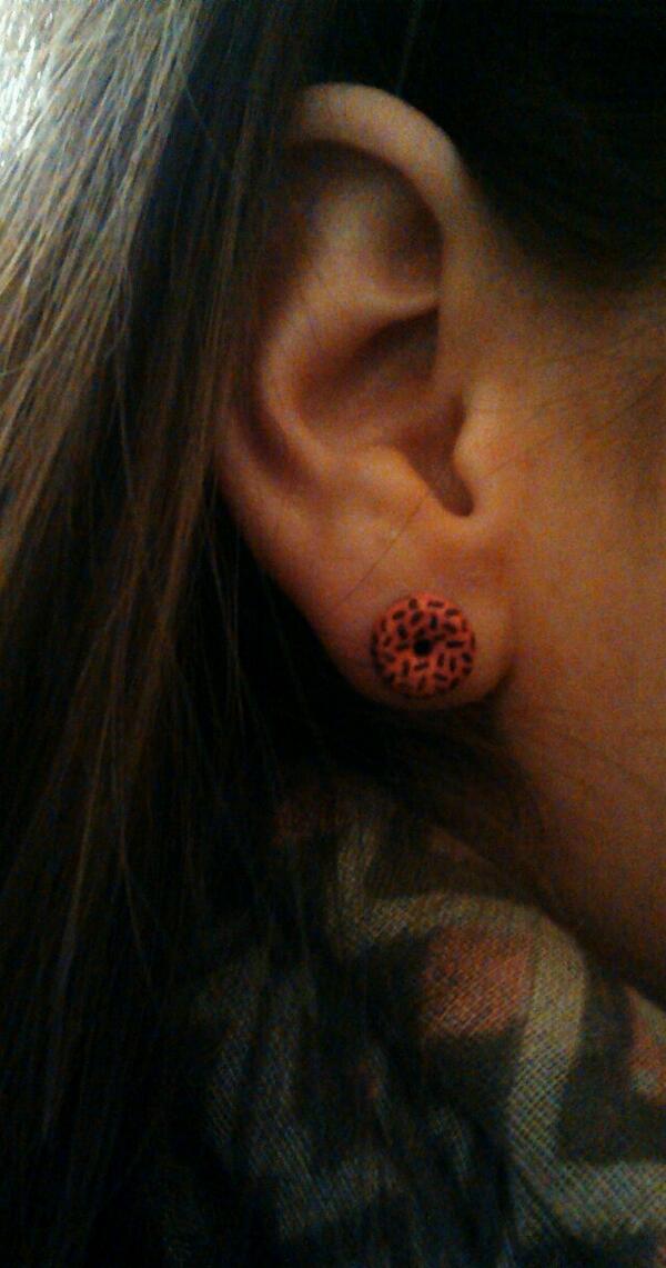 InmaMolto13's tweet photo. Dulces y bonitos pendientes de @Sweetdreamsmimi http://t.co/kVfhNmsmbV