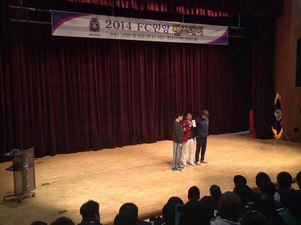 FC_ANYANG's tweet photo. 진수선수한테 질문. 팬들은 사회자가 진수선수 만지지 말라며...우리 팬들이 완전 아낌 ㅋㅋ http://t.co/KGKbwFDsbO