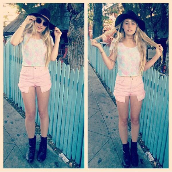 strawbcrries's tweet photo. ✌️ http://t.co/2xxM8cCUHr