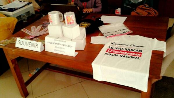 Siang tadi kami membuka stan souvenir dan membuka pre ordernyaa kaos Sciencesational :)
