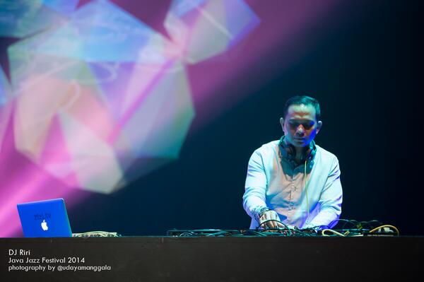 Fotonya bagooos!! RT <a href="/UdayaManggala/">Udaya Manggala</a>: <a href="/riri_dj/">DJ Riri</a> at #JavaJazz2014