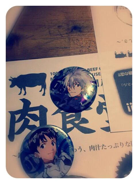 エヴァストアで友達と一個ずつ缶バッジ買ってカヲル君とシンジ君が当たってほしいねーって言ってたら見事に当たって二人ではしゃいでる(°Д°;) 
