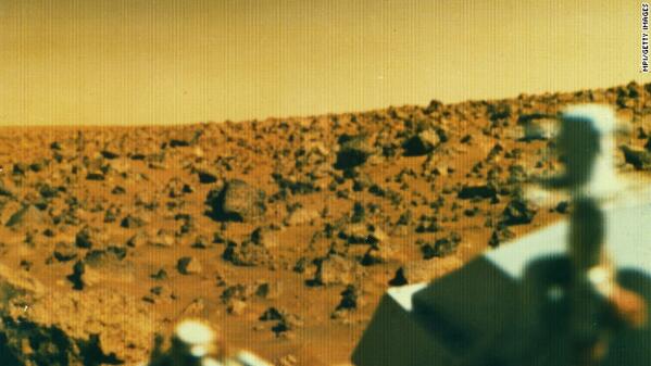WeAreNotAloneID's tweet image. This image was captured in 1976 by Viking 2, take surface of Mars for the first time. #ExploringMars