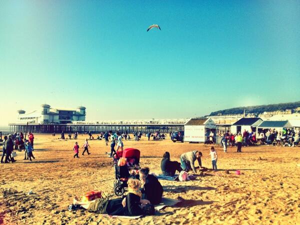 journo_girl's tweet image. Weston seafront is packed! #nojacketneeded #springishere