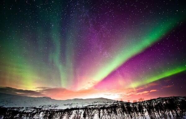 NatuPictures's tweet photo. La belleza de la aurora boreal http://t.co/JW68iGrTN2