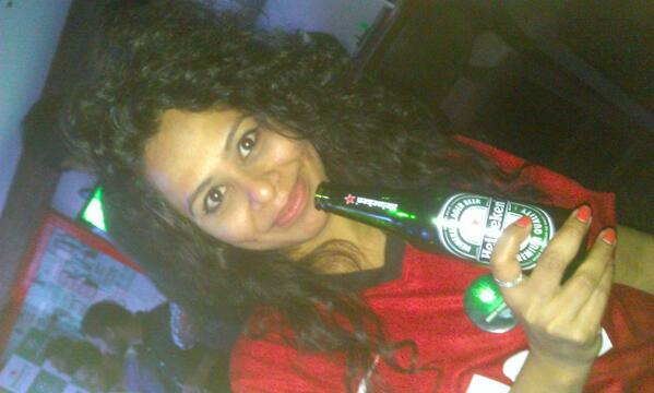 nuzzzz's tweet photo. #HKselfie #HKhuddle  wohooo now huddle n cuddles with my fav beer @Heineken_IN http://t.co/5DdyBqW5ic