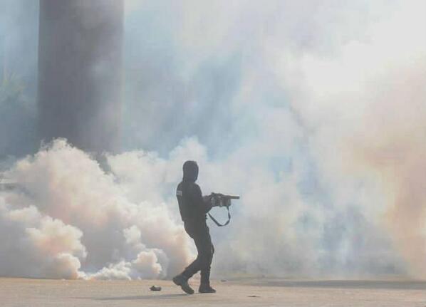 rehabouf's tweet photo. جامعة القاهرة تحت قصف ميليشيات الإخوان.. حكومة محلب لازم تشوف حل في المسخرة دي http://t.co/iO0NOULQba