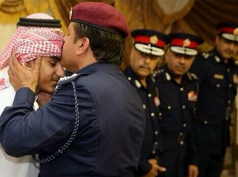 fatinhamza's tweet photo. صورة عن ألف كلمة❤
العميد عبدالله الزايد قائد القوات الخاصة في #البحرين يقبّل رأس #محمد ابن الشهيد #طارق_الشحي .. http://t.co/jxOS4g118P