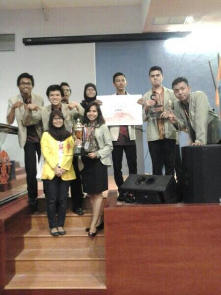 Juara 1 kompetisi Legislative Drafting yg jg merupakan piala bergilir dekan FHUI diraih oleh tim Soewandi dari UGM