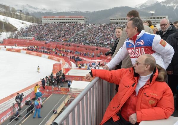 KremlinRussia's tweet photo. Владимир Путин посетил соревнования в дисциплине #слалом-супергигант #Паралимпиада #Сочи http://t.co/9x3t4VdSDV http://t.co/kIt1BouwL7