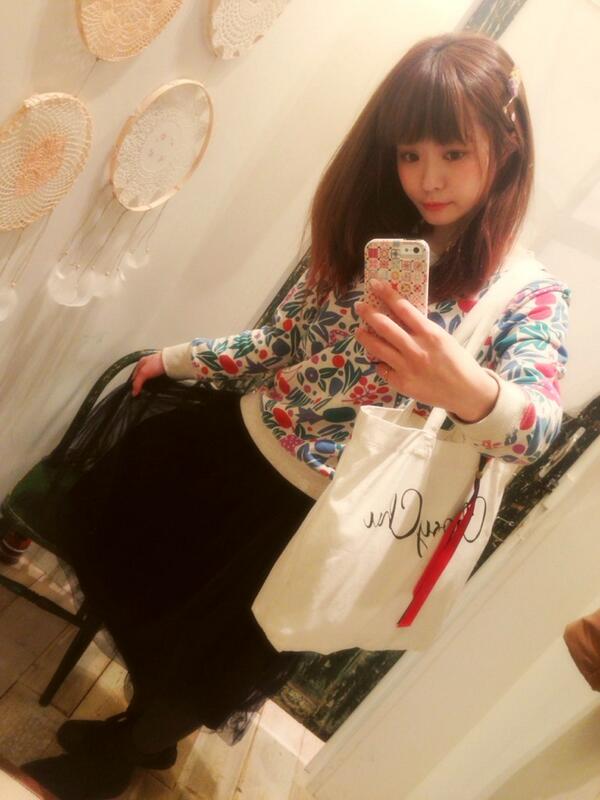moo_mell's tweet photo. トップス:PAR ICI
スカート:NICE CLAUP
バッグ:choosy chu

さらちゃんとみさきちゃんに
お誕生日プレゼントでもらったバッグ♡ http://t.co/rnNui1Zzd1