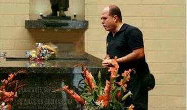 Laiguanatv's tweet photo. Julio Borges se quitó la careta y apareció en el Cuartel de la Montaña (+foto) http://t.co/hfVgejcbC0  http://t.co/O2KyhH2pEl --.