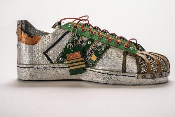 IncandescentArt's tweet image. Gabriel Dishaw's Junk Art. Upcycled adidas superstars..er..WINNER!  #adidas #3stripes #shelltoes #incandescentartists