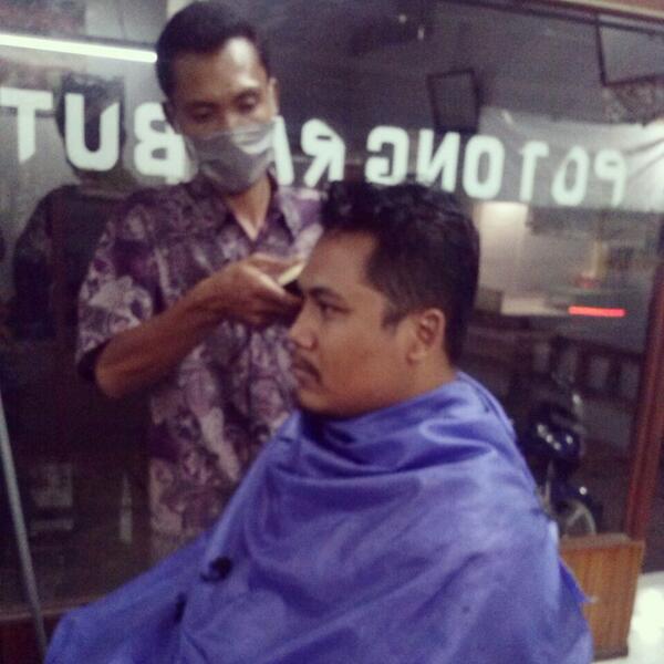 Kiaariin guikratna"<a href="/ptrxdurst/">PTRUX</a>: Potong rabut tetep diMaduratna #TukangCukurDariSMA "