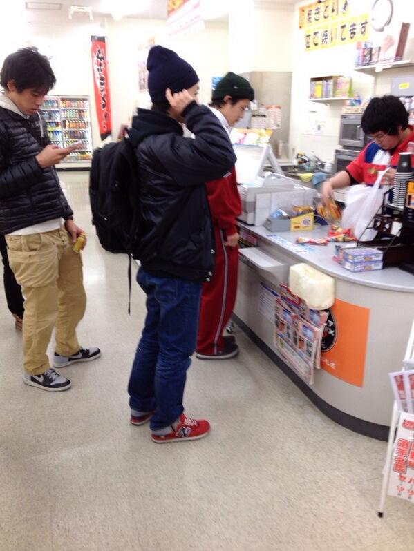 KnabtfosSb's tweet photo. 福岡のコンビニで八高の体操服なう。 http://t.co/zrVreovj7D