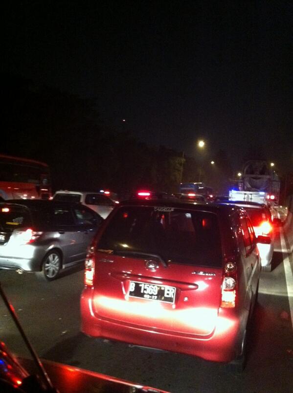 medwin_setia's tweet photo. @TMCPoldaMetro pintu keluar cawang dari cikampek macet krn volume kendaraan yg padat. http://t.co/ifePhH07mm