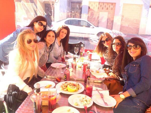 Martika_mr's tweet photo. Comidita de amigas con @Mariaaroca88  @anikags @0688Egea @18Baeza @SotoDesi http://t.co/BPQgWdqO83