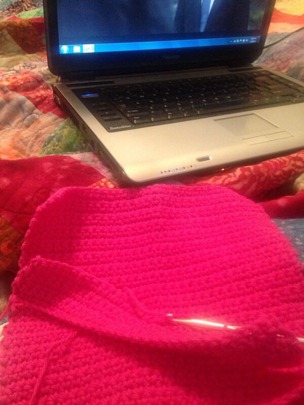 PearlsNStitches's tweet photo. Spending my Sunday crocheting &amp; watching Netflix. http://t.co/fASX5xPtBU