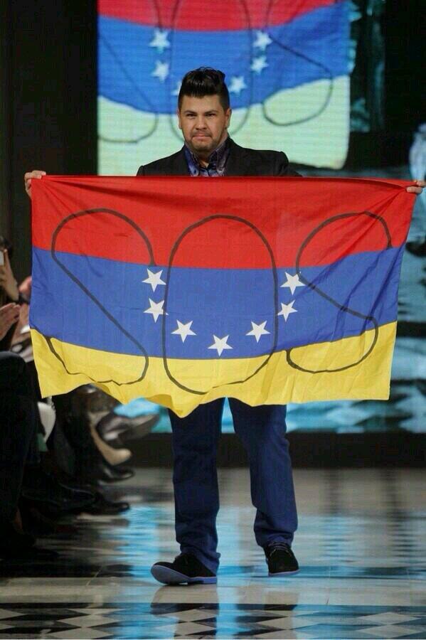 Berzavit_'s tweet photo. Así cierra su desfile de moda diseñador venezolano en España. http://t.co/kFOrbvoxK6