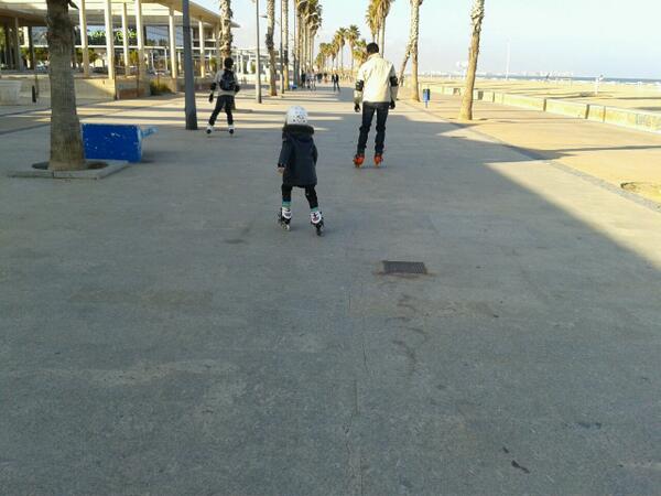 DesiDhb's tweet photo. a patinar a la patacona, promet ser divertit! @JoseluisMenaC http://t.co/dI7LYBHfr0