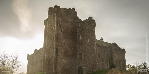 Outlander_STARZ's tweet photo. Sad about losing an hour? Claire lost 200 years... #DaylightSavings http://t.co/MvbxfzU7Um