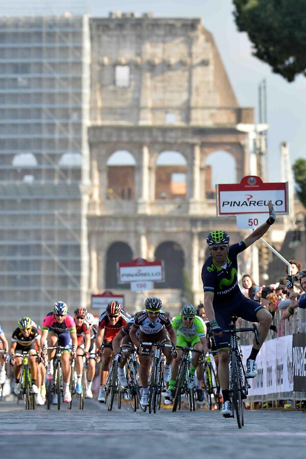 RomaMaxima's tweet photo. Lo sfondo del Colosseo incornicia la bellissima vittoria di @alejanvalverde alla #RomaMaxima http://t.co/msLjY9rpP6