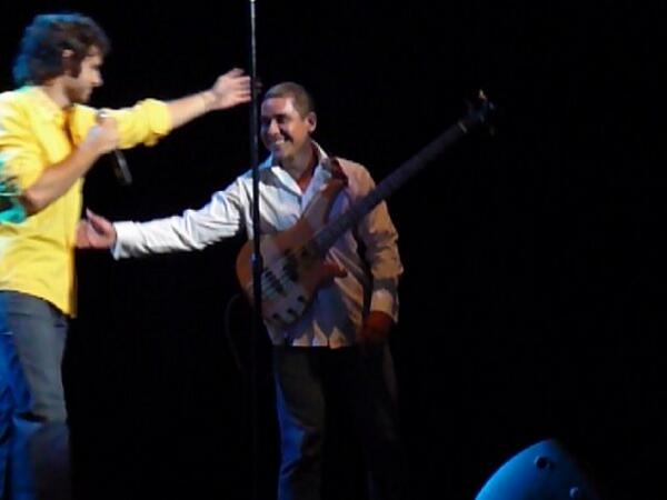 palucantautor's tweet photo. Años atrás compartiendo escenario con mi bro @gianpieromusica EXITOS! DEJARAS EL CIELO SIN ESTRELLAS @FANS_GIANPIERO http://t.co/HY5RsXHS2c