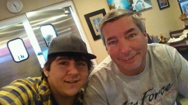 8thframe's tweet photo. Me and dad for bfast! http://t.co/dkuxISYzGK
