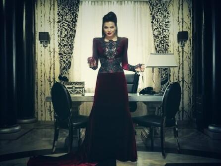 LanaParrilla's tweet image. Regina's locked and loaded for #WickedIsComing Apple in one hand - Dagger in the other...#BringItGreenie @OnceABC