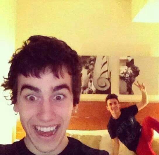 PulserasPaseom's tweet photo. Cuando la gente es normal..... está Alex y Mikel. http://t.co/kcOU7FbezZ