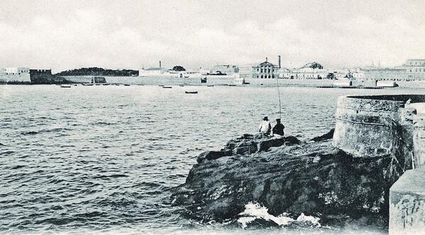HistoriadeCadiz's tweet photo. Sorprendente foto de la playa de la Caleta de principios del siglo XX en donde al fondo se divisa el Gran Teatro Falla aun en construcción. https://t.co/Stij3mxUWl