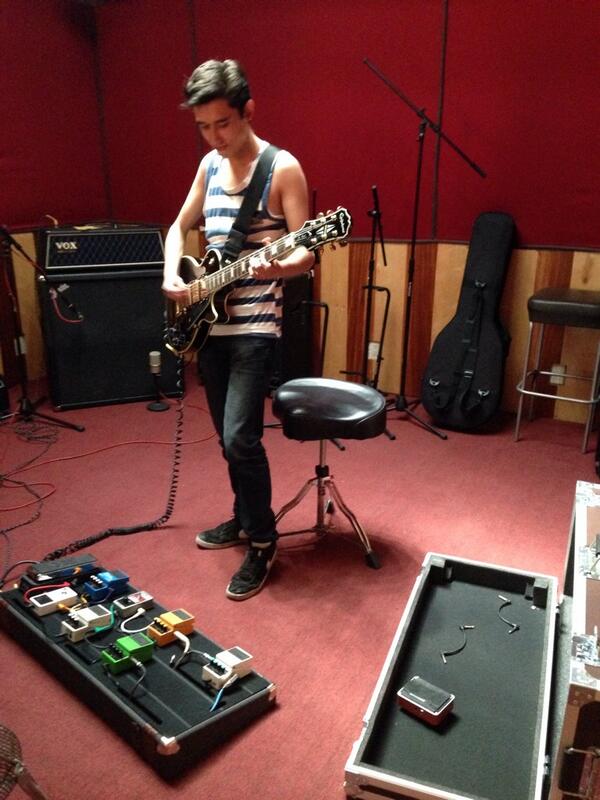 BulevardRecords's tweet photo. #FuckingMonkeys #SundayMoorning #GuitarSesion #Rayojejejeje #BulevardRecords http://t.co/3hMqMpIu6x
