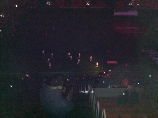 carrusel's tweet photo. El Valencia y del Athletic calentando en el terreno de juego... ¡con la luz de las cámras de TV! vía @ivanmartinc http://t.co/BiBawW7yxA