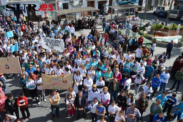 DiarioSUR's tweet photo. #Álora | http://t.co/MRDAP6yuKC | El pueblo pide justicia para Mónica tras un año de su muerte. @jjbuiza estuvo allí. http://t.co/1KW7gQWhQk
