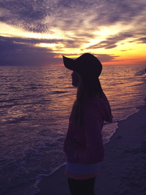 AubreyWollett's tweet image. Feels good to be home. Looking forward to playing shows with @colbydeemusic!💗☀️#FloridaGirl #SpringBreakTour #PCB