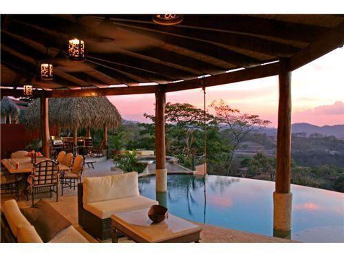 GoLocallyGlobal's tweet photo. Villa Durazno in #CostaRica gives the perspective of sitting on the top of the world. http://t.co/2Wzlwi1V52 http://t.co/PQdt4nk2HG