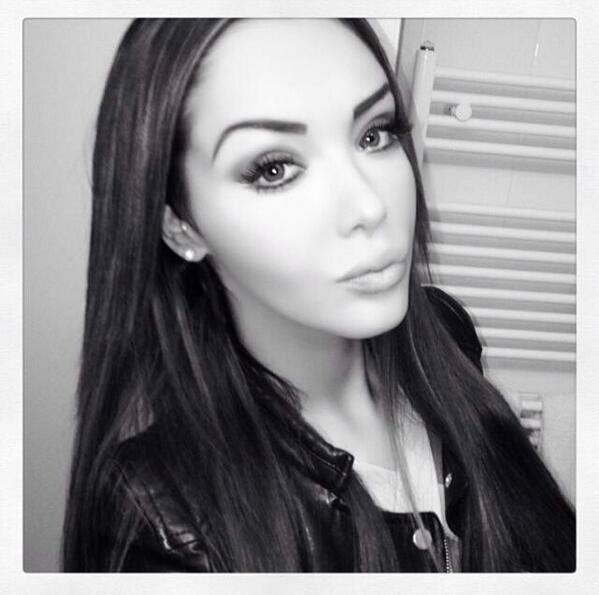 Swag_Nabilla's tweet photo. 😘 http://t.co/95w3dthcUH