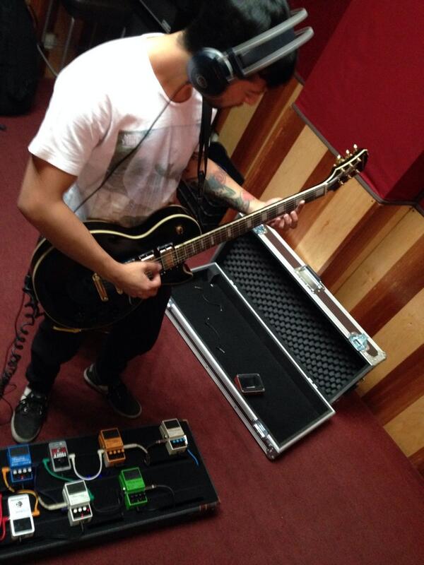 BulevardRecords's tweet photo. #FuckingMonkeys #SundayMoorning #GuitarSesion #Rayojejejeje #BulevardRecords #Toma2 http://t.co/dXhm5wGsUF