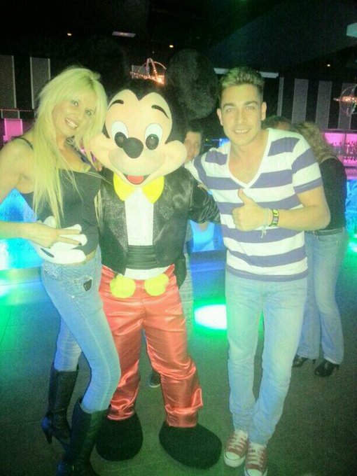 Con Micky Mouse en el GdosG y @JuankarGH14ofic http://t.co/VbHMpb91CO<a class="tags" target="_blank" title="On Twitter" href="/?out=eyJ0eXAiOiJKV1QiLCJhbGciOiJIUzUxMiJ9.eyJpYXQiOjE3MjI5NDI0OTUsImlzcyI6InR3cG9ybnN0YXJzLmNvbSIsIm5iZiI6MTcyMjk0MjQ5NSwiZXhwIjoxNzU0NDc4NDk1LCJyZWRpcmVjdF91cmwiOiJodHRwczovL3R3aXR0ZXIuY29tL0p1YW5rYXJHSDE0b2ZpYyJ9.I2z-NFG7IbKqr8CiHiFaL-xSUOoXGtyMrMdzPfGSaBpKMvGHud1Cs4vMFD3Pa82NDB22lupzvx9miNYZSwuwsg">@JuankarGH14ofic</a><a href="/tag/mianiversariodetwitter"class="tags"><span>#mianiversariodetwitter</span></a>
