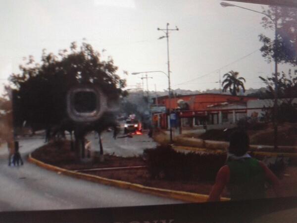 enmabreu's tweet photo. Tanqueta retrocede despues de contundentes molotov, valle hondo encendido guardia pierde el control http://t.co/SWmvbvmL8f