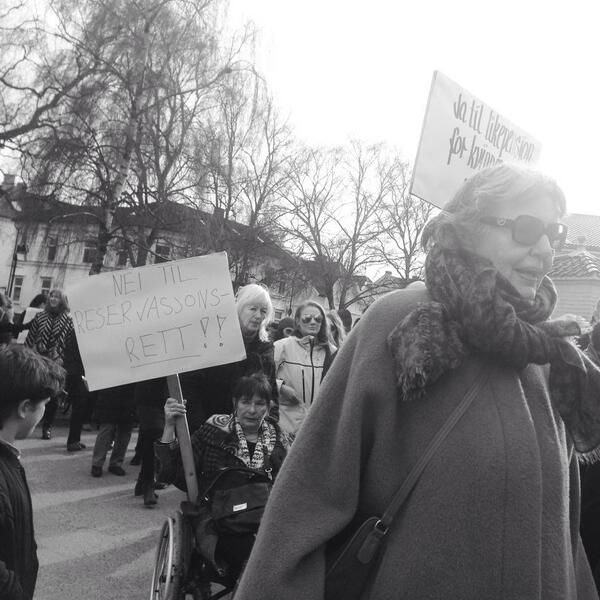 Vildegh's tweet photo. I går gikk vi med paroler med samme budskap som på 70-tallet. Regjeringen tar Norge i feil retning! #8mars #aufnorge http://t.co/W4IEK9ukCh