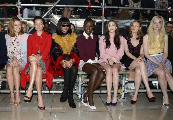 Всегда в первом ряду. Женщины в первом ряду. Фото женщин в первом ряду. Селебрити на неделе моды в Париже. Сидит на первом ряду.