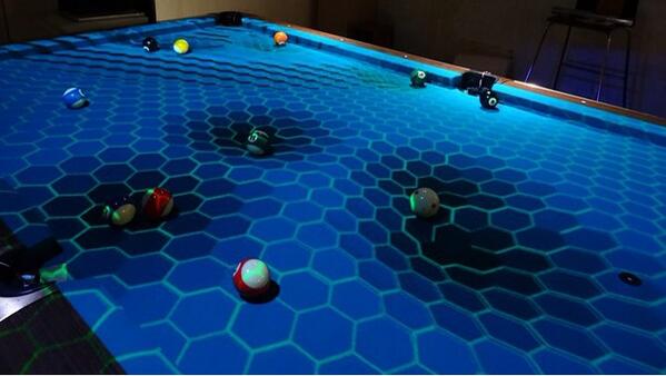 EspinMc's tweet image. OpenPool: una mesa de billar futurista que crea curiosos efectos visuales!! bit.ly/MZrjb3