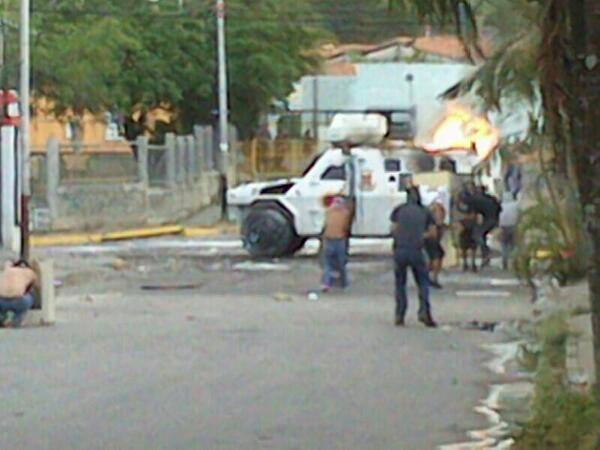 Gocha4eva's tweet photo. Una menos que jo...erá a venezolanos... Quemada tanqueta en Cabudare #Lara #GuardaTuBasuraHastaEl12M http://t.co/SwIEILnkmw