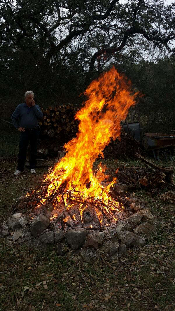 _Kelly's tweet photo. Now that's a campfire. http://t.co/oA30wytRAT