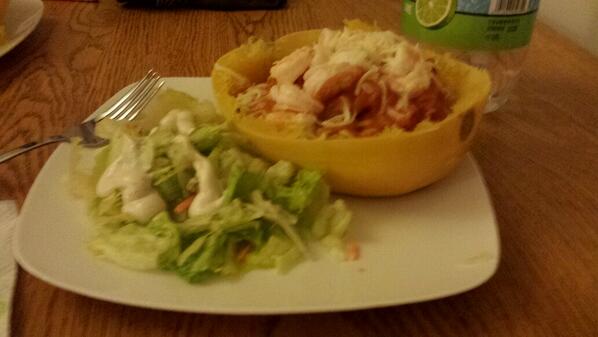 ecolsey930's tweet photo. "@TMSBiggs: Food in a boat http://t.co/gCC0Pfafhk" mmmmmm dinner