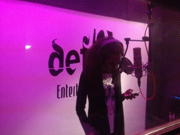 DeF3Studio's tweet image. Esther working @DeF3Studio #ReggaeTunes! with @OmeGieles, @DeF3Label, @Bushmeister_J and @DeFact_Hiphop